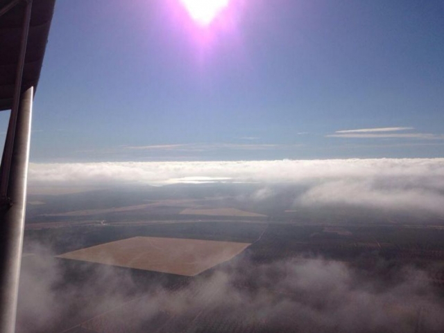 Encima de las nubes y los cultivos